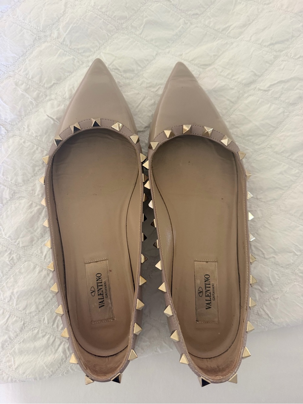 Valentino Garavani Rockstud Patent Leather Pointed-Toe Flats – Nude – Size 37.5